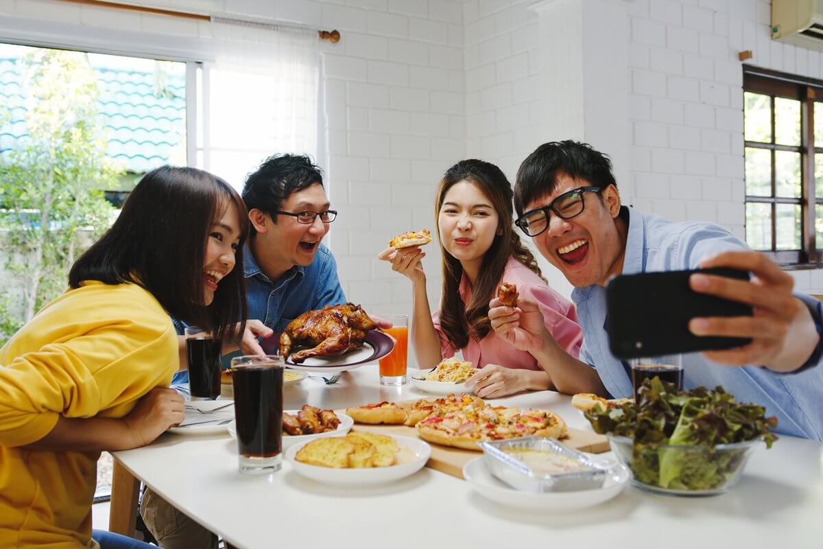 kepuasan-pelanggan-pelanggan-puas-dengan-makanan-yang-disajikan.jpg