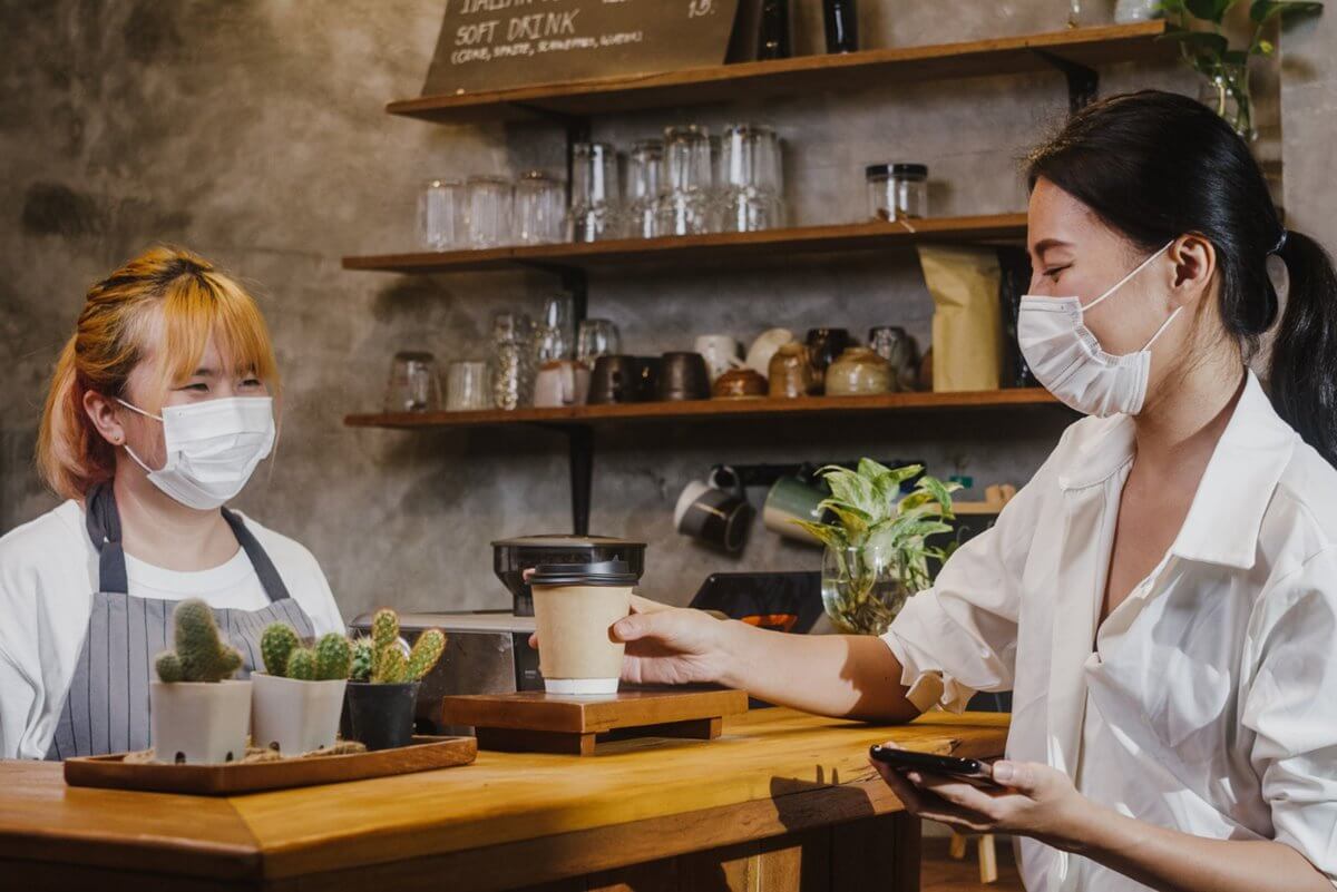 seorang-pelanggan-mengambil-kopi-di-cafe-1.jpg